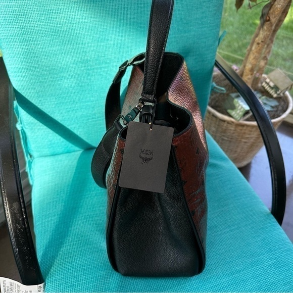 MCM Metallic Corina Medium Shoulder Bag in Scooter Red. Price firm. - Picture 5 of 13